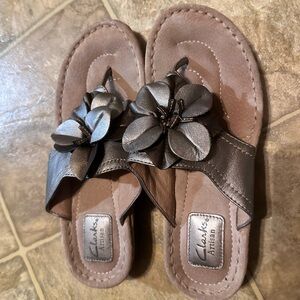 Clarks Metallic Brown Flower Thong Sandals Size 8M Slip-On